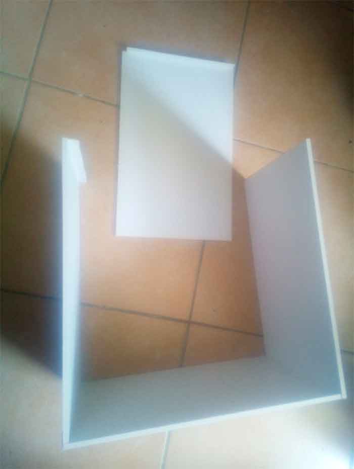 Сперва приклеиваем уголки к стенкам Сперва приклеиваем уголки к стенкам