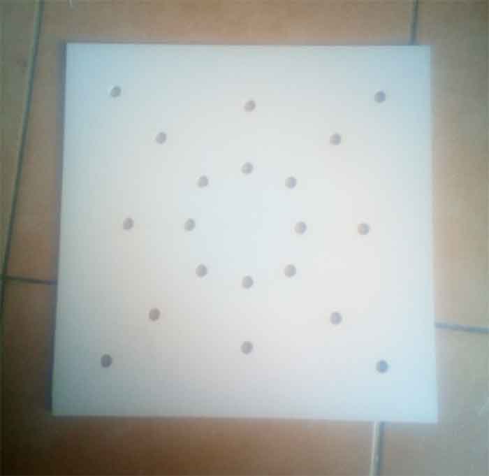 Сперва приклеиваем уголки к стенкам Сперва приклеиваем уголки к стенкам