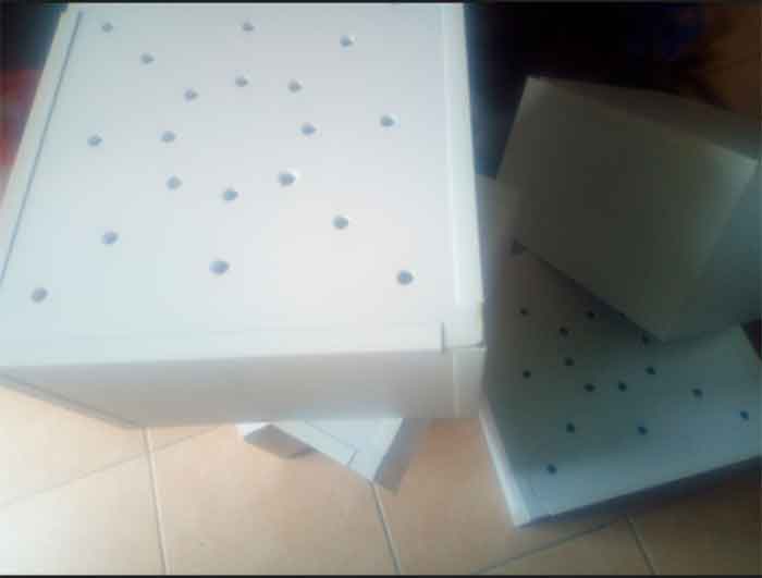 Сперва приклеиваем уголки к стенкам Сперва приклеиваем уголки к стенкам