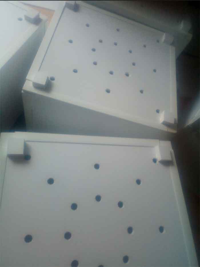 Сперва приклеиваем уголки к стенкам Сперва приклеиваем уголки к стенкам