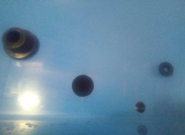 Сверлим отверстия для сливной и страховочной от перелива труб Сверлим отверстия для сливной и страховочной от перелива труб