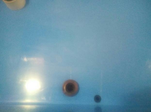 Сверлим отверстия для сливной и страховочной от перелива труб Сверлим отверстия для сливной и страховочной от перелива труб