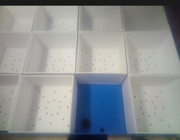 Сверлим отверстия для сливной и страховочной от перелива труб Сверлим отверстия для сливной и страховочной от перелива труб